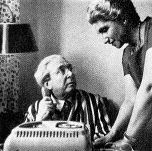 シラード夫人とテープ録音作業をしている．1960年6月、ニューヨーク、メモリアル病院（ジョン・レオン・ガード撮影．LIFE Magazine Copyright: Time Inc.）